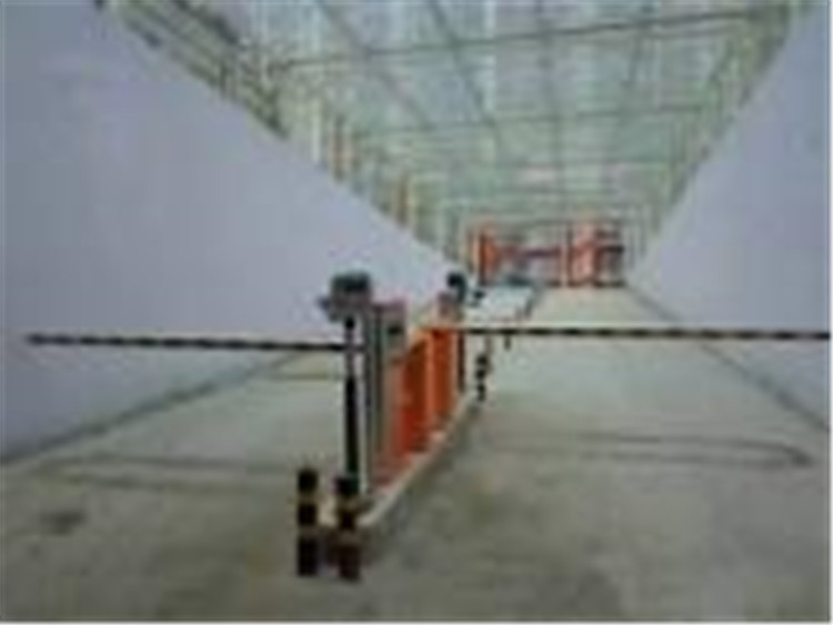 精通酒店地下停車場中距