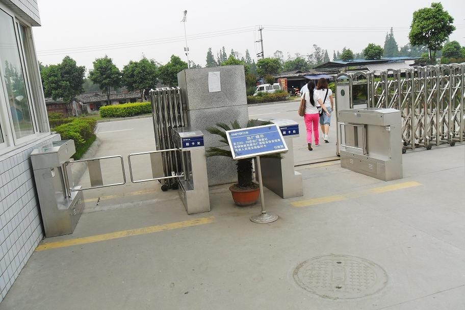 橋式斜角擺閘現(xiàn)場(chǎng)圖片.jpg
